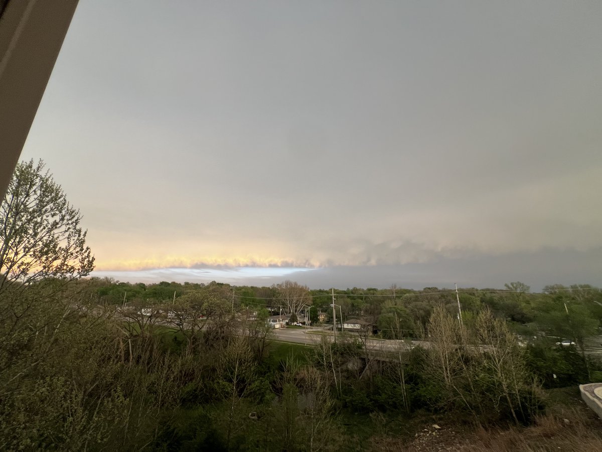 JakeLT2001's tweet photo. @JacobLanierWx @fox4kc Clouds just to the west of highway 169 on 68th street in KCMO https://t.co/A59zhdKv0A