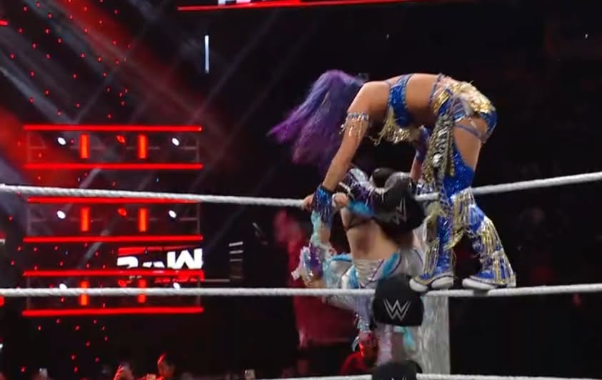 ITRWrestling_'s tweet image. MAJOR BOTCH ALMOST INJURES IYO SKY !! THIS WAS DANGEROUS AF!!!

Full story: itr.news/LqxIKC
#WWE #Raw