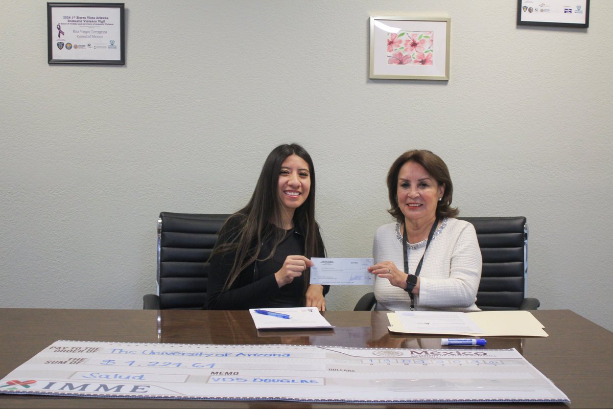 ConsulMexDou's tweet photo. Con el objetivo de fortalecer la atención a la comunidad mexicana, @ConsulmexDouglas entregó fondos a @UofA para la #VentanillaDeSalud, asegurando servicios de salud preventivos y jornadas de detección. #DouglasAZ #VDS #IMME https://t.co/w74yK1ZQxm
