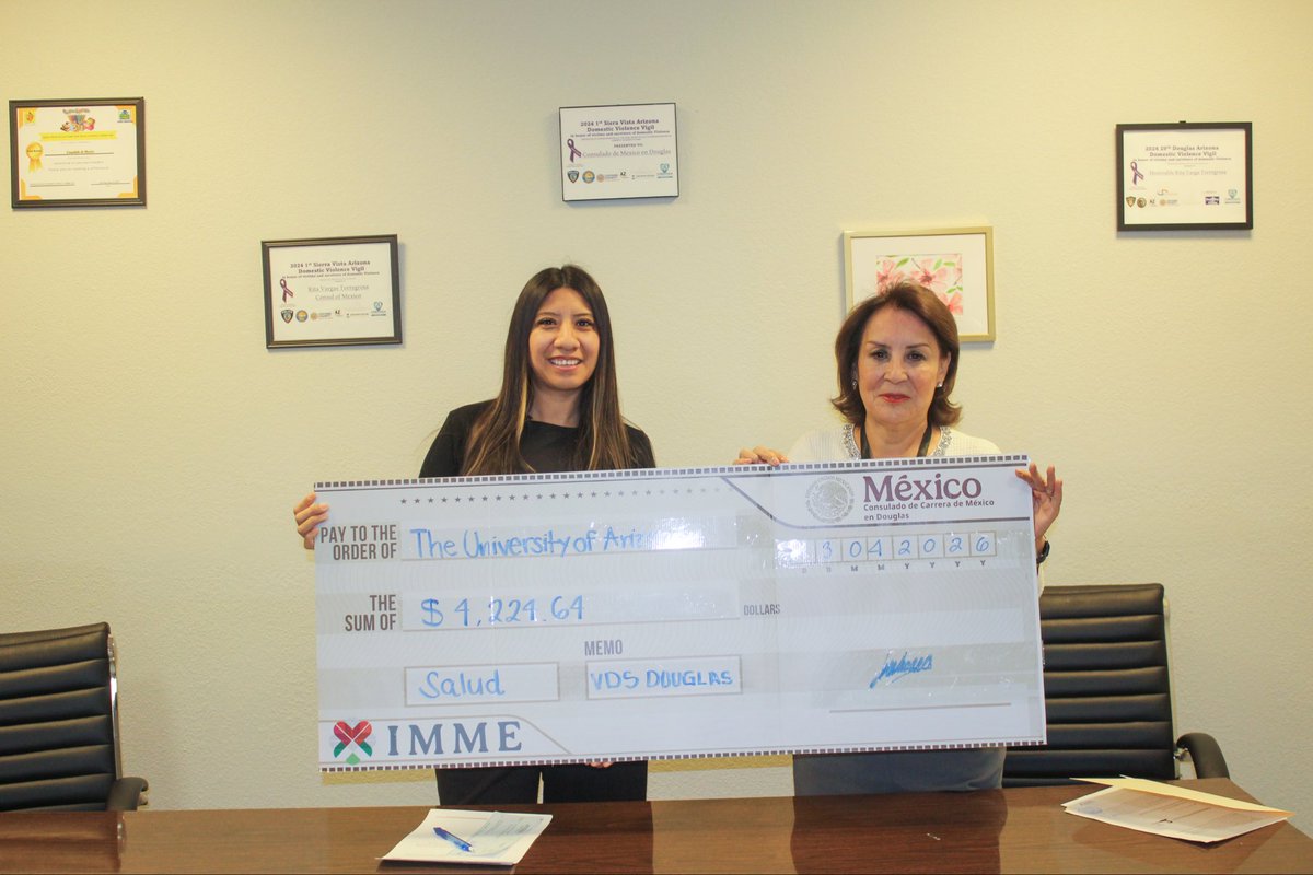 ConsulMexDou's tweet photo. Con el objetivo de fortalecer la atención a la comunidad mexicana, @ConsulmexDouglas entregó fondos a @UofA para la #VentanillaDeSalud, asegurando servicios de salud preventivos y jornadas de detección. #DouglasAZ #VDS #IMME https://t.co/w74yK1ZQxm