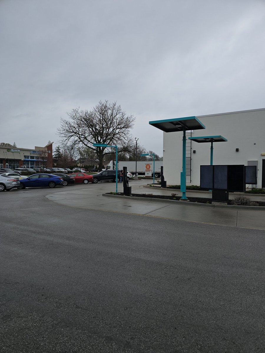 AssyrianGaming's tweet photo. @SOGO1525pp @Popeyes So it seems like they held stock out from the first batch because there aint no way they getting multiple restocks. This was the truck this morning if it was even the one that had the bento boxes in it. And this pic was taken at 9:22am https://t.co/72MytiBYgi