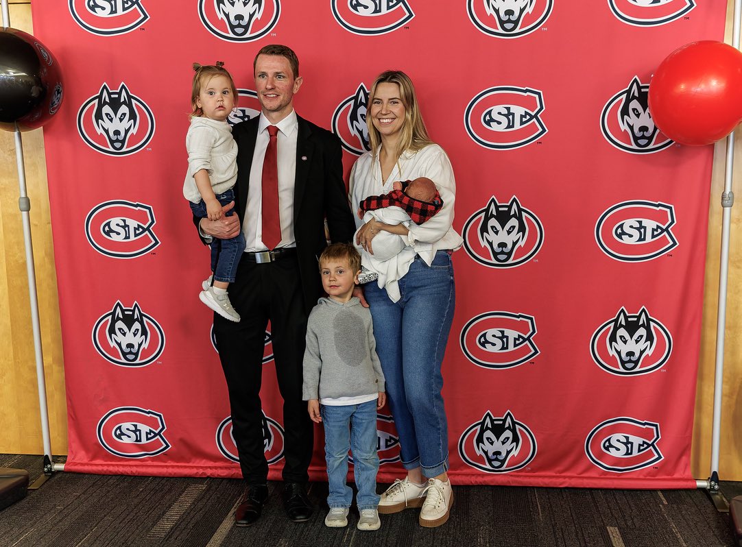 SCSUHuskies_MH's tweet image. Got our guy!

What an amazing day welcoming Coach Oliver and his family back to St. Cloud. 

#GoHuskies | #HuskyHockey🏒