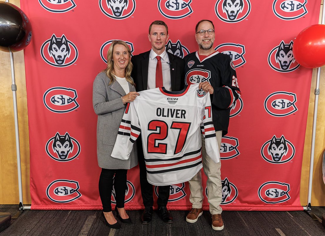 SCSUHuskies_MH's tweet image. Got our guy!

What an amazing day welcoming Coach Oliver and his family back to St. Cloud. 

#GoHuskies | #HuskyHockey🏒