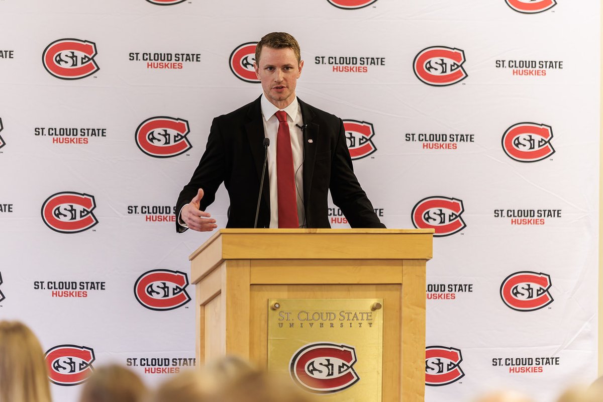 SCSUHuskies_MH's tweet image. Got our guy!

What an amazing day welcoming Coach Oliver and his family back to St. Cloud. 

#GoHuskies | #HuskyHockey🏒