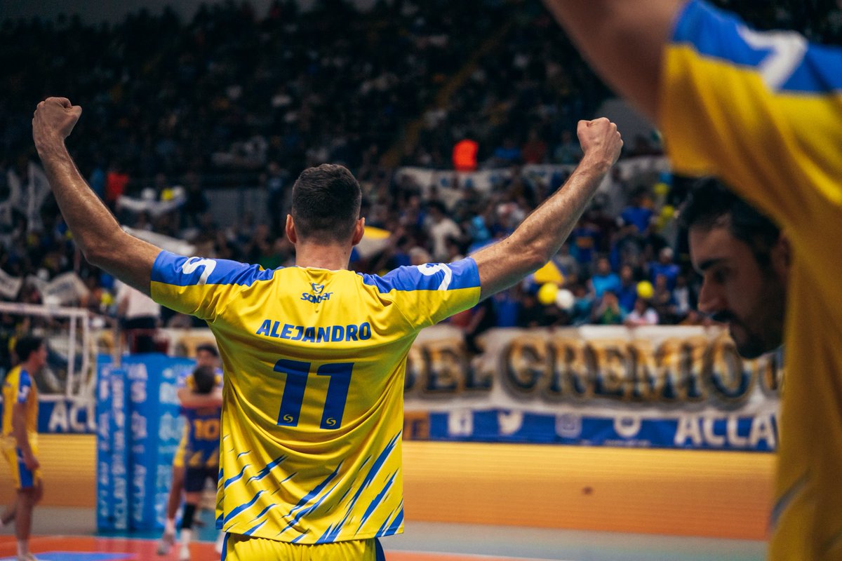 VoleyACLAV's tweet photo. 🏆 UPCN CAMPEÓN DE LA LVA RUS 2025/2026 🔥

UPCN San Juan Vóley se consagró campeón tras ganar 3-0 en la cuarta final y cerrar la serie 3-1, definiendo el título en su casa 📌

El “Gremio” obtuvo un cierre sólido para volver a lo más alto del vóley argentino🔥🇦🇷 https://t.co/4AI1tfLPq9