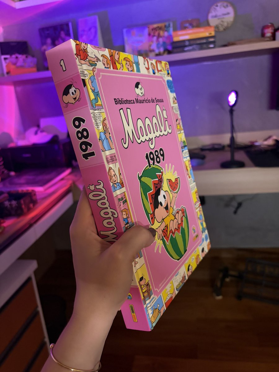 carolfcrart's tweet photo. chegou essa perfeição aqui em casa e estou simplesmente chocada com o capricho. é simplesmente uma OBRA DE ARTE. trata-se de um compilado das primeiras revistinhas da magali, de 1989. é muito bem feito e rico em informações, estou encantada!!!! pra quem tiver interesse, ainda está com 50% de desconto na amazon: https://t.co/WysVvSxpQN
