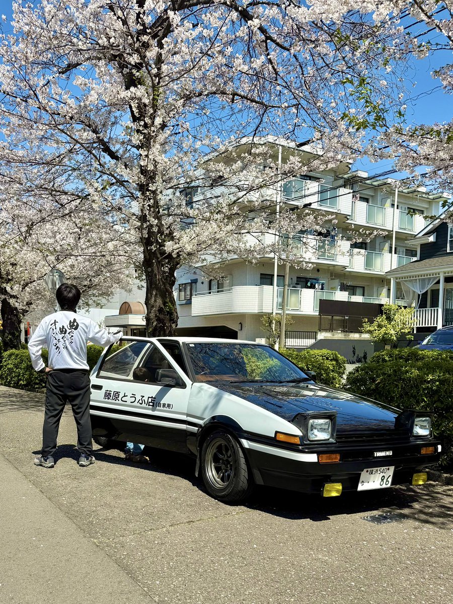 そういえば後部座席に座布団置いた、イイ感じ👍 #ae86 #ハチロク #頭文字D