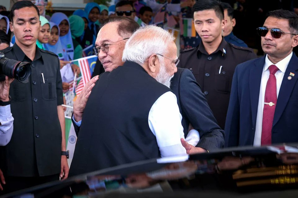 TaskForceMalay's tweet photo. Pro-Nazi Israel-Rothschild clan/US-EU-Indian Modi-Iran M'sian PM Anwar - also regard Pedophile Mass Murderer/Rapist Indian Nazi Hindu Modi as his true BROTHER -&amp; wants to sell out M'sia to Modi/BJP, who want to bring in millions of Hindu Workers to M'sia!

https://t.co/6SxsgdnqJc https://t.co/4ica5hfdHA