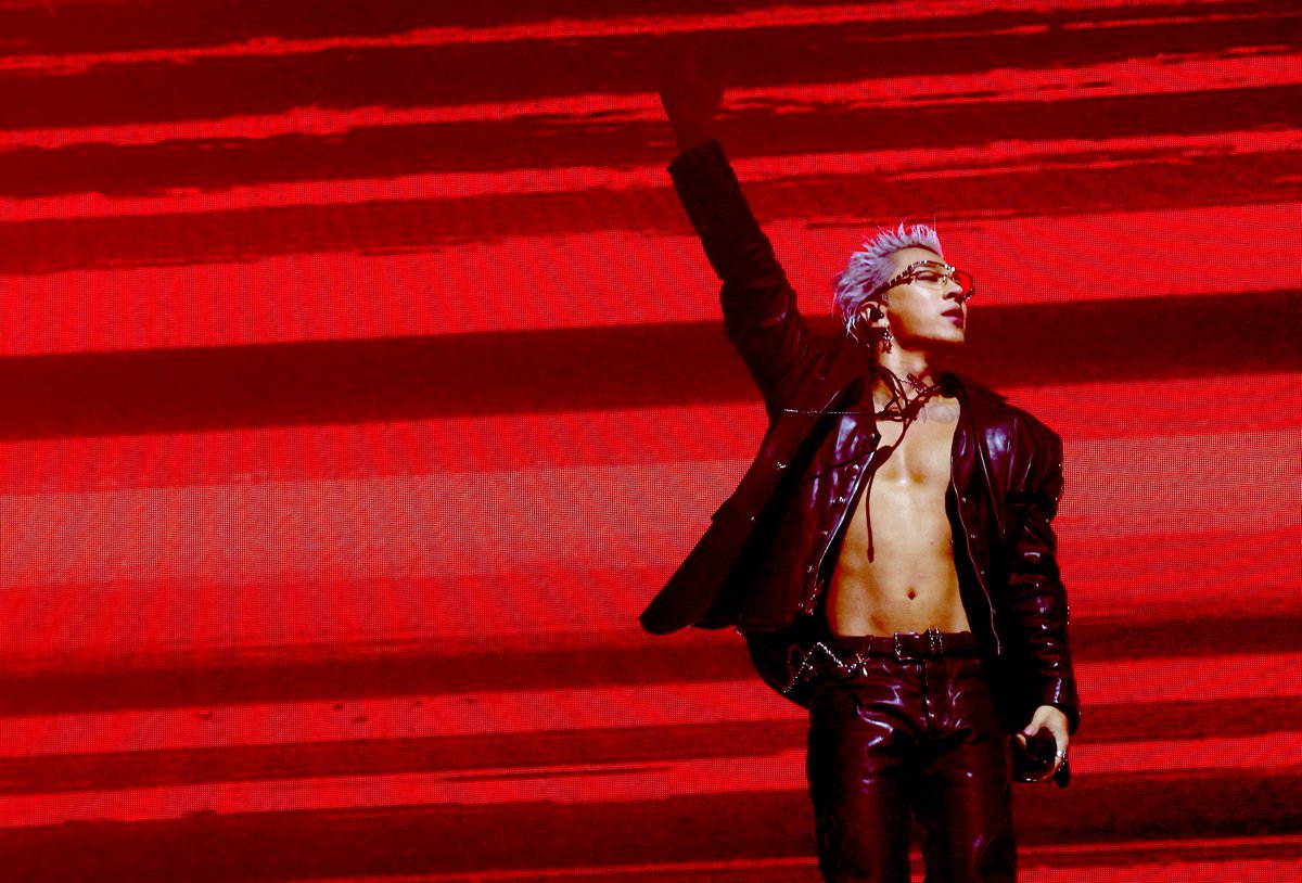 Kpop_Herald's tweet image. #BIGBANG successfully wrapped up its first @coachella stage 🎤
Throughout the set, the group performed its catalog with former member #TOP’s parts removed from every song. But then in the final “Still Life” stage, T.O.P’s voice came through, surprising fans. For over an hour, the