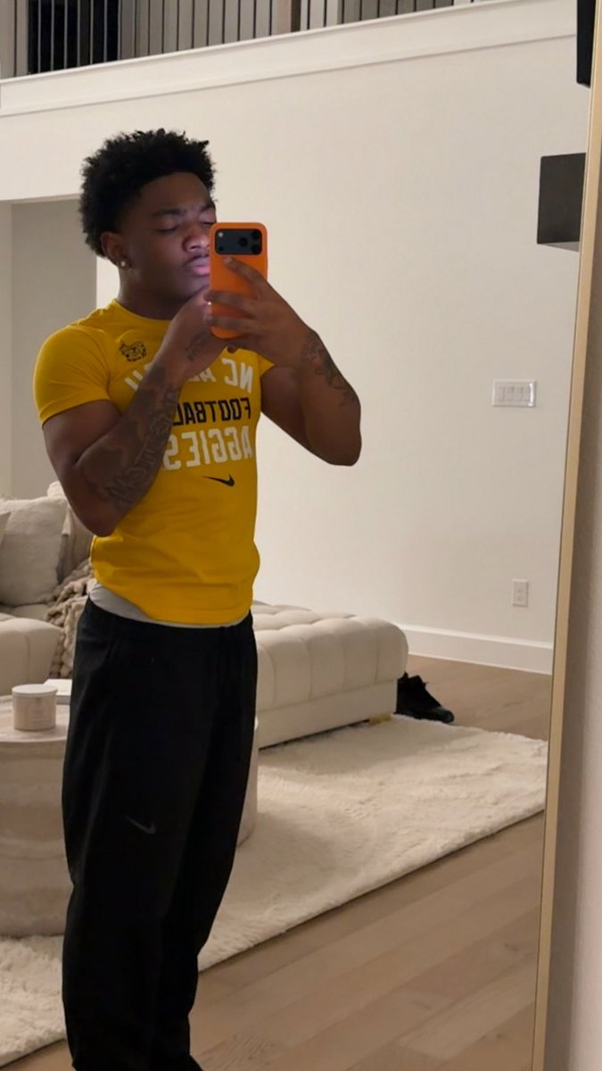 derrick tweet media