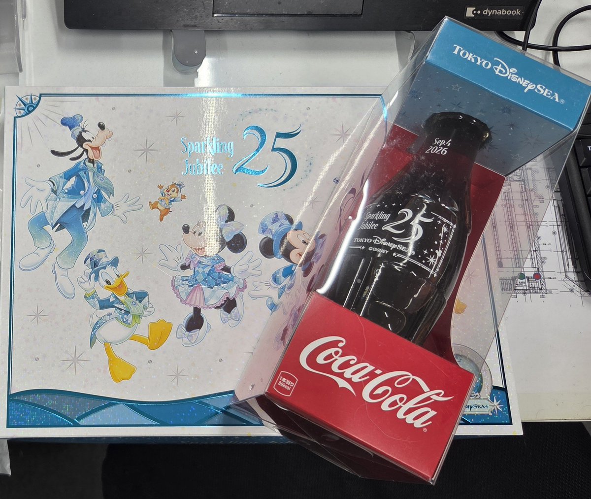 fightotaoke's tweet photo. 9周年のお祝いに常連様からディズニーシーのお土産を頂きました。

頂き物の投稿は控えているのですが、夢の国に行ったのにオータの話をしてくれていた事を想像すると嬉しすぎて投稿しちゃいました😭

たくさんのお客様からお祝いのお言葉を頂き本当に感謝✨️
オリジナルクッキーは14時配布予定です。 https://t.co/lHJpcM43ru