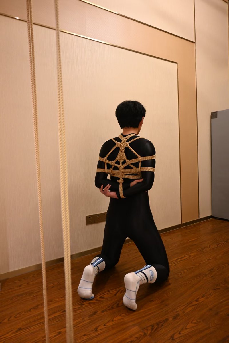 Suheng1069's tweet photo. 刚被@eleven9010 捆起来就流��好多 🥺
#m #捆绑 #zentai https://t.co/HsVhL1YTKQ