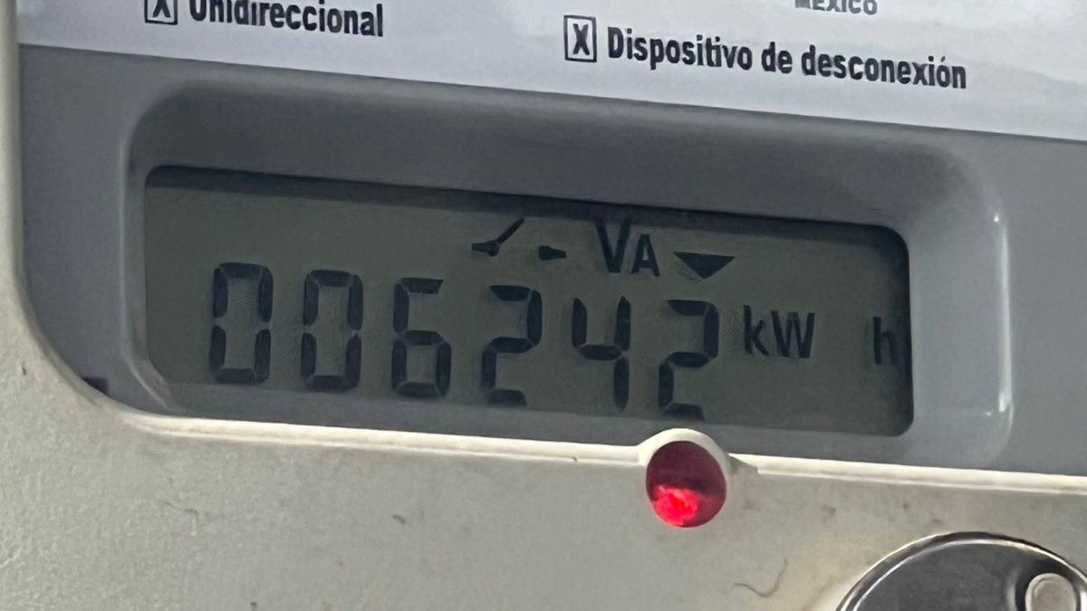 isemos's tweet photo. Tengo pagado mi recibo y me cortaron el servicio. Han dicho que falla general en la colonia y tooooodos los vecinos tienen luz menos yo. @CFEmx @CFE_Contigo @Profeco @EmiliaCallejaA https://t.co/bp2HREiiHF