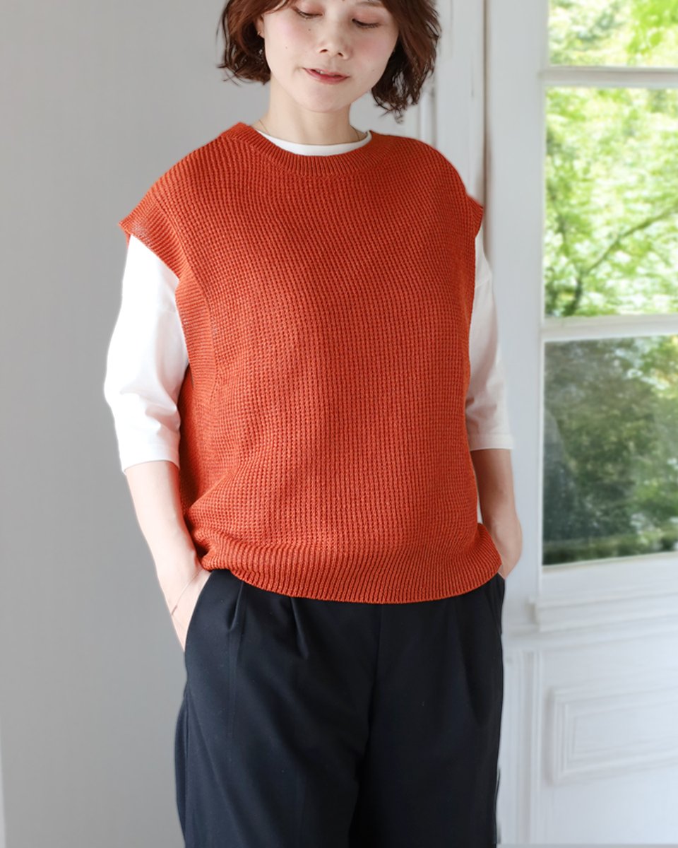 craftcafe_r's tweet photo. 和紙を糸にした軽やかなニットベスト。蒸れにくくさらりとした着心地で暑い季節にも心地よく使えます。
ゆったりシルエットで重ねるだけで自然な抜け感をプラス。
日常に取り入れやすく長く愛用できる一枚です✨
https://t.co/RSWgluPgPe https://t.co/aFkHVbRU9p