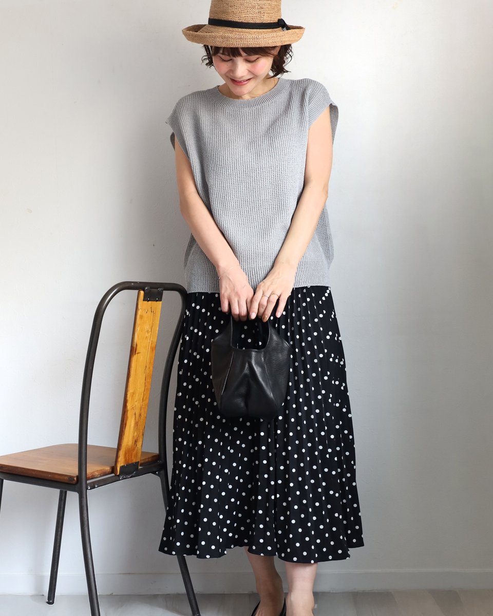 craftcafe_r's tweet photo. 和紙を糸にした軽やかなニットベスト。蒸れにくくさらりとした着心地で暑い季節にも心地よく使えます。
ゆったりシルエットで重ねるだけで自然な抜け感をプラス。
日常に取り入れやすく長く愛用できる一枚です✨
https://t.co/RSWgluPgPe https://t.co/aFkHVbRU9p