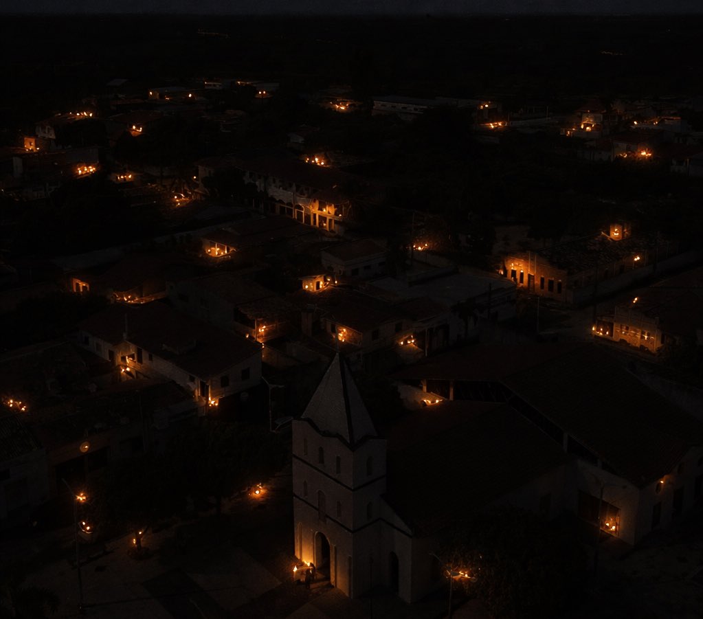 Pindodemel's tweet photo. Do nada, um apagão em Pindoretama na noite desta segunda-feira (13).  🕯️😱 https://t.co/zsQGdXoWRW