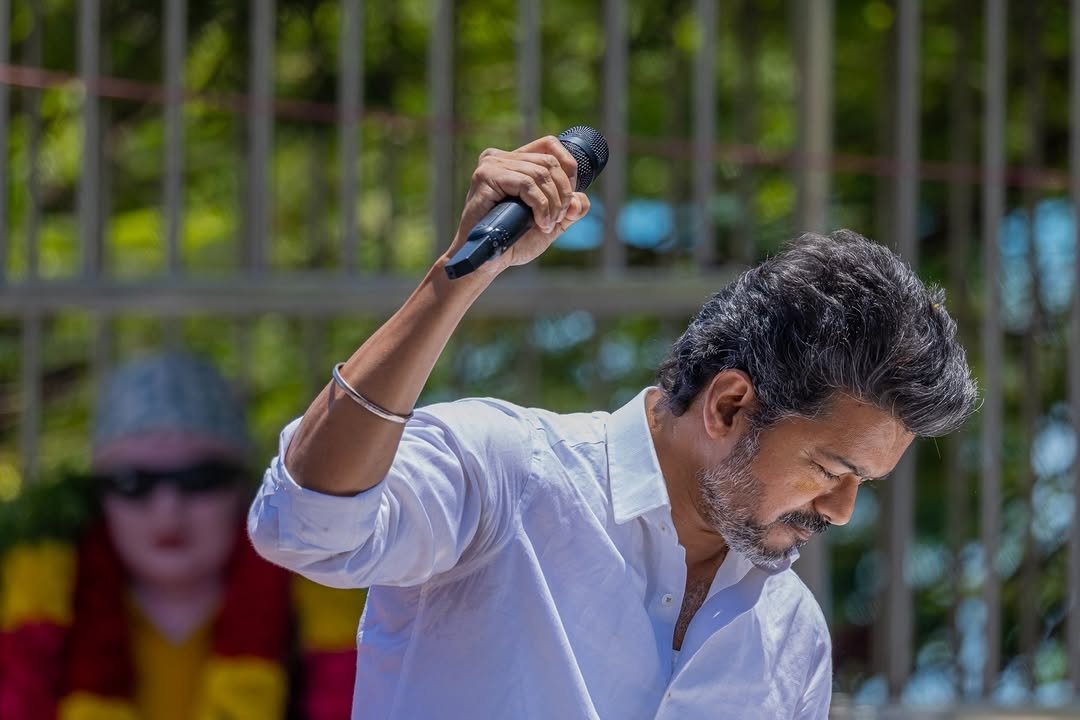 என் சித்தி பையன் என்கிட்ட நீங்க யாருக்கு ஓட்டு பொடுவீங்கனு கேட்டான், நான் விளையாட்டுக்கு திமுகடானு சொன்னேன்...

அதுக்கு அவன் விஜய்க்கு போடுங்கனு சொன்னான்..

நான் விஜய்கு என்டா போடணும்னு கேட்டேன்?

அதுக்கு அவன் சொல்றான்... உங்க generation'ku திமுக நல்லது பண்ணிருகங்கனு திமுககு