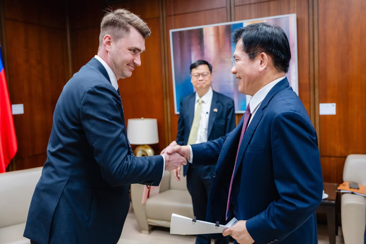 chia_lung's tweet image. Welcomed Lithuania's new Representative Karolis Pilipauskas to MOFA. #Taiwan and #Lithuania share strong democratic values, with growing cooperation in trade, tech &amp;amp; resilient supply chains. Eager to deepen this partnership, and wishing him and his family a warm stay in Taiwan.
