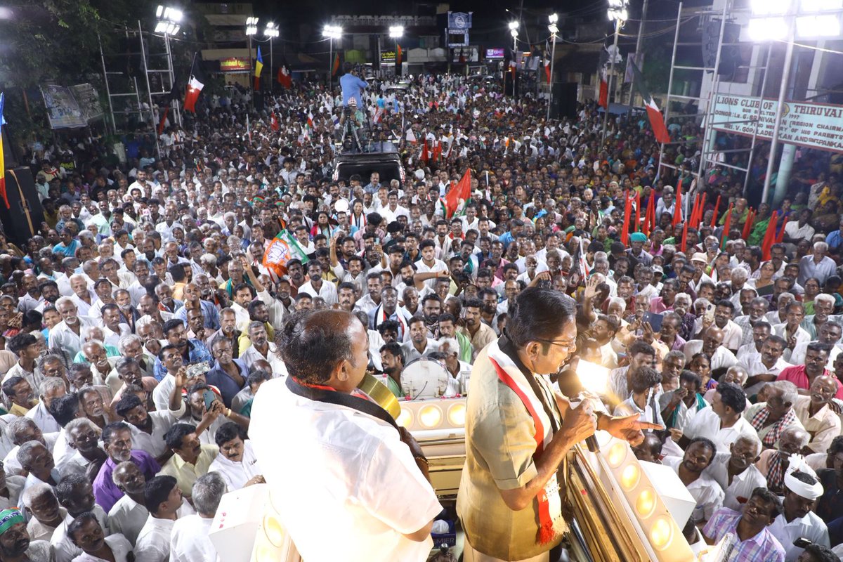 AmmkITMuthu's tweet image. #வெற்றிசின்னம்குக்கர் 
#NDAalliance #திருவையாறு 

கழகப் பொதுச்செயலாளர் திரு. #TTVDhinakaran அவர்கள்

NDA சார்பில் திருவையாறு சட்டமன்ற தொகுதியில் போட்டியிடும் அமமுக வெற்றி வேட்பாளர் திரு. வேலு. கார்த்திக்கேயன் அவர்களை ஆதரித்து குக்கர் சின்னத்திற்கு வாக்கு சேகரித்தார்.