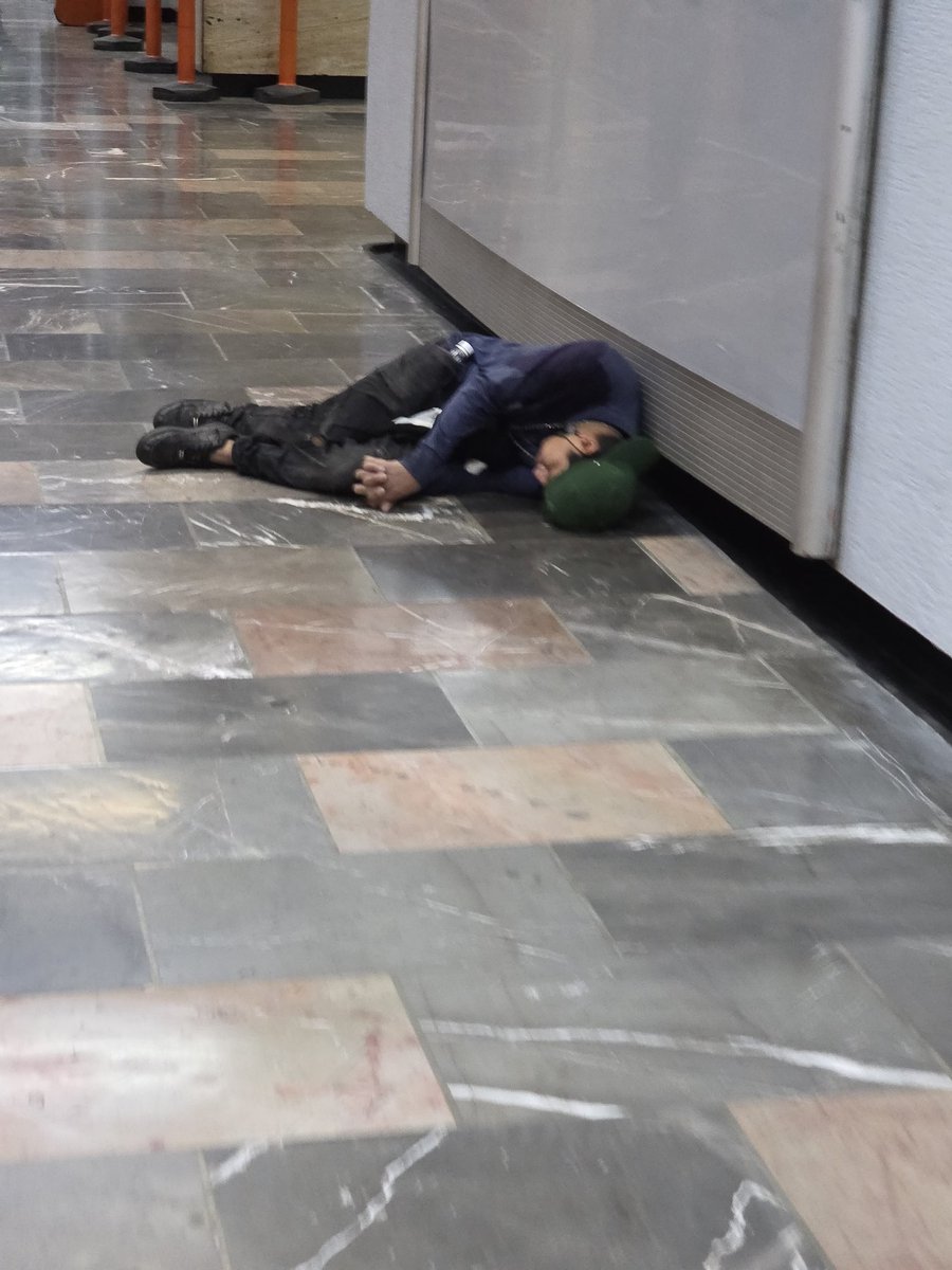 Axel__Rosas's tweet photo. @MetroCDMX @viral_metro 
Yo también tengo sueño. ¿Puedo? 
Centro Médico, dirección Universidad. https://t.co/ce66yJsTSm