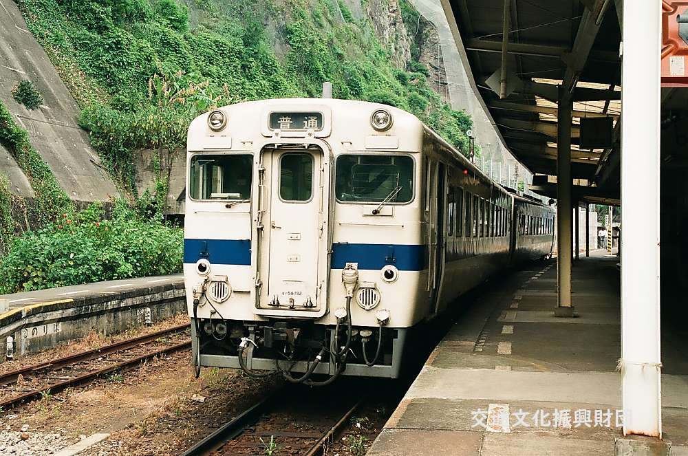 kotubunka's tweet photo. 所蔵写真より1996年に撮影されたキハ５８形気動車。山川駅で撮影されました。 https://t.co/2fAlKrBCqv