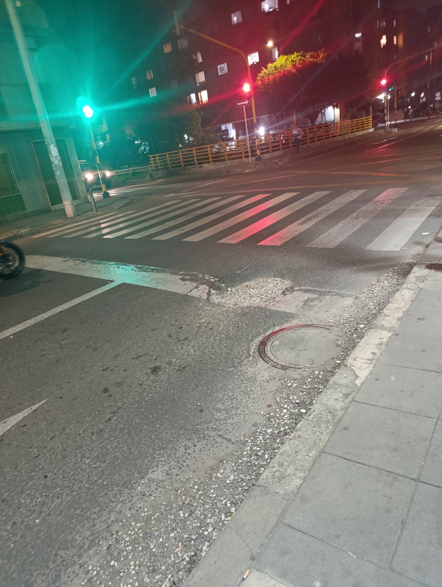 Diepac94's tweet photo. Reportando o denunciando nuevamente un cráter en la carrera 60 con Av Calle 3 barrio galán Puente Aranda, se presentan todas las mañanas trancones debido a ese huecazo que día a día sigue creciendo pero las autoridades competentes no ayudan @idubogota @UMVbogota @PuenteAranda_ https://t.co/ztS5Ji7SEj