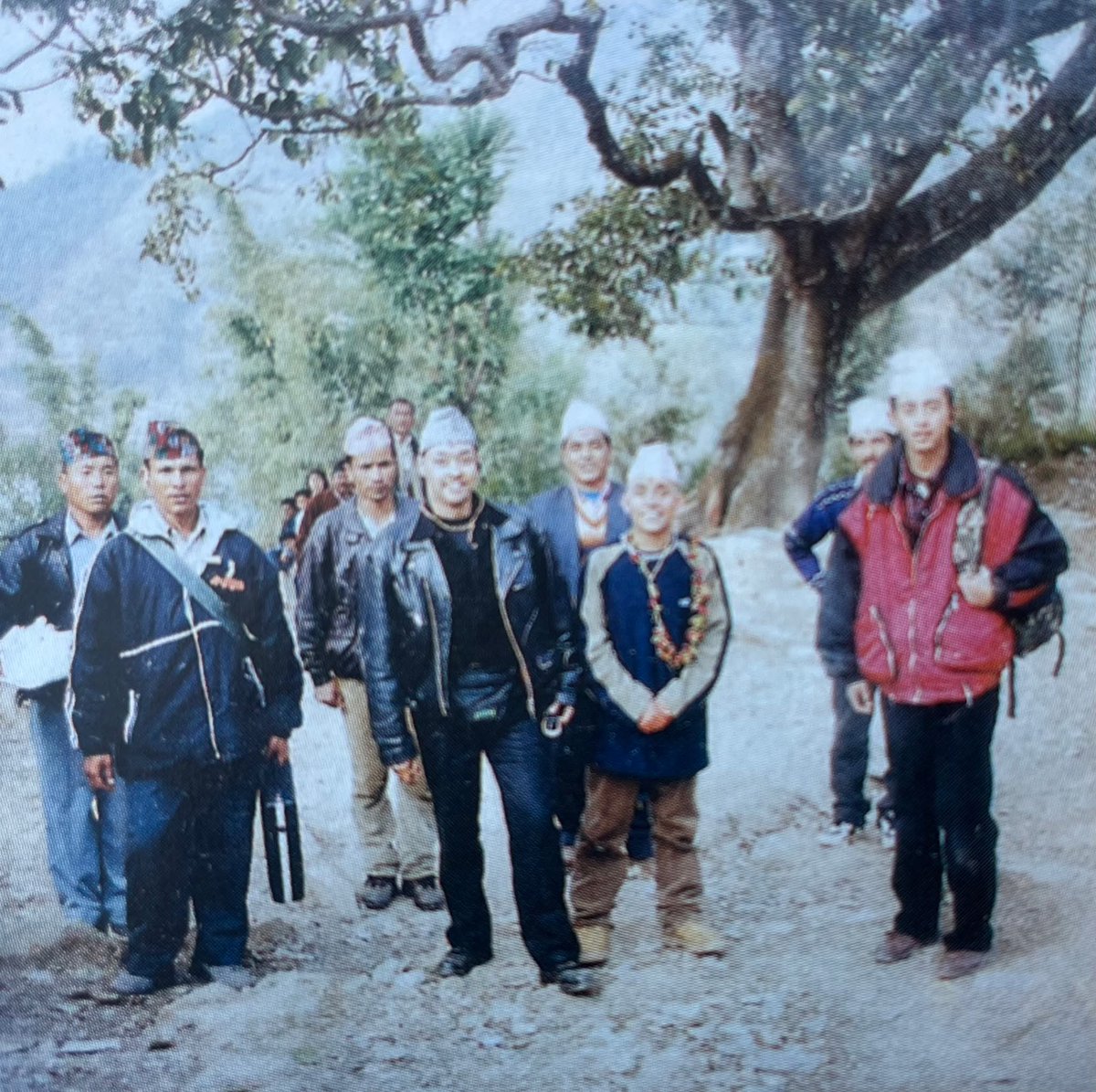 gbudhathoki's tweet photo. नारायणहिटीमै छन् रानी ऐश्वर्यका धर्मपुत्र 
-सीताराम बराल

नारायणहिटी राजदरवारमा १९ जेठ २०५८ मा भएको हत्याकाण्डमा राजा वीरेन्द्रको सम्पूर्ण परिवारको बंशनास भयो । राजा वीरेन्द्र, रानी ऐश्वर्य, अधिराजकुमार श्रुति र अधिराजकुमार निराजन छाउनीस्थित सैनिक अस्पताल पुर्याइनासाथ मृत घोषणा गरिए । युवराज दीपेन्द्रको भने २२ जेठ २०५८ मा छाउनीको सैनिक अस्पतालमा निधन भयो । 

तर, रानी ऐश्वर्यले धर्मपुत्र बनाएका एक युवा भने नारायणहिटी दरवारमा अझै भेटिन्छन्, जो कर्मचारीका रुपमा नारायणहिटी दरवार संग्रहालयमा कार्यरत छन् । 

उनी हुन्, ओखलढुंगा जन्मघर भएका धनबहादुर खत्री । 

राजा वीरेन्द्र प्रत्येक वर्षको हिउँदमा एक–एक विकासक्षेत्रको भ्रमणमा जाने गर्थे। त्यसैक्रममा २०४४ पुष–माघमा उनी पूर्वान्चल विकास क्षेत्रको भ्रमणमा थिए । २९ पुषमा उनी ओखलढुंगा पुगे। रानी ऐश्वर्यपनि साथमा थिइन् । जिल्ला भ्रमणको क्रममा सभा र भेटघाटको कार्यक्रम भएकाले अन्य स्थान घुम्ने समय मिलेन ।  

युगकवि सिद्धिचरण श्रेष्ठको गृहजिल्ला हो, ओखलढुंगा। त्यो बेला स्कूल तहको कोर्शमा युगकविको रचना ‘मेरो प्यारो ओखलढुंगा’ पढाई हुन्थ्यो । सायद अधिराजकुमारी श्रुति र अधिराजकुमार निराजनले पनि यो कविता स्कूले जीवनमा पढे कि ? यहीकारण हुनसक्छ, रानी ओखलढुंगा बजार घुम्ने चाहना राखिन् । 

तर, पहिलो दिन समय थिएन। राजा–रानी क्षेत्रीय सदरमुकाम धनकुटा फर्के । भोलिपल्ट ३० पुषमा रानी ऐश्वर्य छोरी अधिराजकुमारी श्रुति र कान्छा छोरा अधिराजकुमार निराजनलाई लिएर ओखलढुंगा पुगिन्। बजारमा रहेको गणेश मन्दिर दर्शनका क्रममा बालक धनबहादुर भेटिएका थिए । 

खासमा बालक धनबहादुर रानी ऐश्वर्यलाई फूल दिन चाहन्थे । तर बाक्लो प्रहरी उपस्थितिका कारण रानी ऐश्वर्य नजिक पुग्न सम्भव थिएन । प्रहरीको टांगमुनि छिरेर रानी नजिक पुग्न खोज्दा प्रहरीको दुई लाठी खाए, रातेस्रो लाठी हान्न लाग्दा रानी ऐश्वर्यले प्रहरीलाई रोकिन् र आफूलाई फूल दिन खोजेका बालक धनबहादुरलाई काखमा बोकिन् । 

गरिवीका कारण गाउँको स्कूलमा पढ्न जानसमेत नपाएका धनबहादुरको भाग्य त्यसदिन फेरियो । उनका लागि त्यहीँको बजारबाट नयाँ कपडा र जुत्ता किनियो । रानी ऐश्वर्यले धनबहादुरलाई काठमाडौँ ल्याउने निर्णय गरिन् । 

काठमाडौँ ल्याएर उनलाई नारायणहिटी राजदरवारमै राखियो । रानी ऐश्वर्यले धनबहादुरलाई धर्मपुत्र बनाइन् र आफै अविभावक बनेर ऐश्वर्यले धनबहादुरलाई स्कूल भर्ना गरिदिइन् । 

स्कूल छुट्टी हुँदा  धनबहादुर नारायणहिटीमै बस्न आउँथे । अधिराजकुमार निराजनका सबैभन्दा मिल्ने साथी धनबहादुर नै थिए । 

२०५७ मा धनबहादुरको ब्रतबन्ध हुँदा निराजन हेलिकोप्टर चढेर भिक्षा दिन ओखलढुंगास्थित धनबहादुरको घरमै पुगेका थिए । प्रस्तुत तस्वीर धनबहादुर (माला लगाएका) को ब्रतबन्धमा भिक्षा दिन ओखलढुंगा पुगेका बेला खिचिएको थियो । 

गणतन्त्र घोषणापछि भने धनबहादुर पूर्वराजा ज्ञानेन्द्रको महाराजगन्जस्थित निर्मल निवासमा बसोबास गर्न थाले । धनबहादुरको घरजम भएपछि निर्मल निवासले धनबहादुरको नाममा घर खरिद गरिदियो । 

रोचक कुरा चाहिँ के हो भने, रानी ऐश्वर्यले धर्मपुत्र बनाएका धनबहादुर आजकलपनि नारायणहिटी दरवारमा भेटिन्छन् । अधिराजकुमार निराजनसँगै हुर्किएका उनी खासमा नारायणहिटी दरवार संग्रहालयका कर्मचारी हुन् । गणतन्त्र घोषणाअघि उनी राजप्रासाद (दरवार) सेवामा भर्ना भएका थिए । 

राजा वीरेन्द्र, अधिराजकुमारी श्रुति, अधिराजकुमार निराजनसहित उनलाई ओखलढुंगाबाट काठमाडौँ ल्याउने रानी ऐश्वर्यको नारायणहिटीभित्रै निधन भयो । त्यही नारायणहिटी संग्रहालयको कर्मचारी भएकाले धनबहादुर प्रत्येक दिन नारायणहिटी पुग्छन् र संग्रहालय हेर्न पुग्ने अवलोकनकर्ताहरुको सहयोगी बन्छन् ।