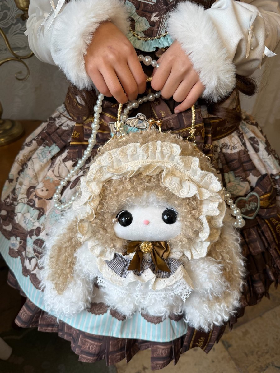 42lolita_'s tweet image. New🔥Kawaii Lolita Kiss Lock Plush Doll Bag

📅Pre-order ends Apr 20, 2026

🐰 Too cute to handle
Droopy ears, chubby face, teardrop pearls

Purchase link: 42lolita.com/products/kawai…

#kawaiibag #lolitafashion #plushbag #cutestyle #bunnybag