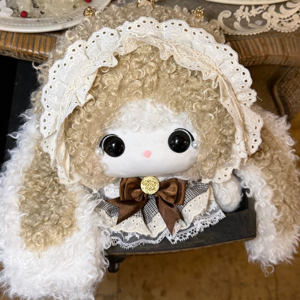 42lolita_'s tweet image. New🔥Kawaii Lolita Kiss Lock Plush Doll Bag

📅Pre-order ends Apr 20, 2026

🐰 Too cute to handle
Droopy ears, chubby face, teardrop pearls

Purchase link: 42lolita.com/products/kawai…

#kawaiibag #lolitafashion #plushbag #cutestyle #bunnybag