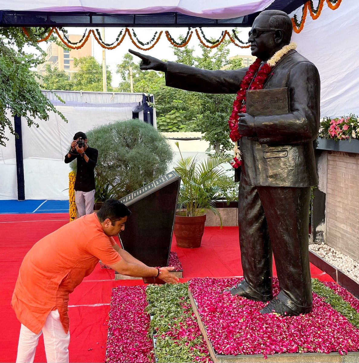 pradipsinhbjp's tweet photo. सामाजिक समरसता के प्रतीक एवं विश्व के सबसे बड़े लोकतंत्र 'भारत' के संविधान के निर्माता, भारत रत्न बाबासाहेब डॉ. भीमराव अंबेडकर जी की जयंती पर उन्हें विनम्र नमन।

राष्ट्र ���िर्माण को समर्पित बाबासाहेब के अतुल्य योगदान को कभी भुलाया नहीं जा सकता।

#AmbedkarJayanti https://t.co/x94NGgQ83X
