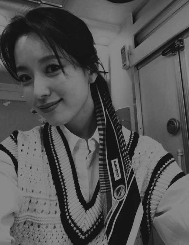 GUTEDAME's tweet photo. ⠀

Selamat pagi. Kembali lagi dengan saya dan segala rupa harinya di 𝙆𝙚𝙡𝙤𝙥𝙖𝙠 𝙎𝙚𝙣𝙟𝙖. Ada yang mau saya kirimi bunga?

⠀⠀⠀ https://t.co/gp15aGTHNi