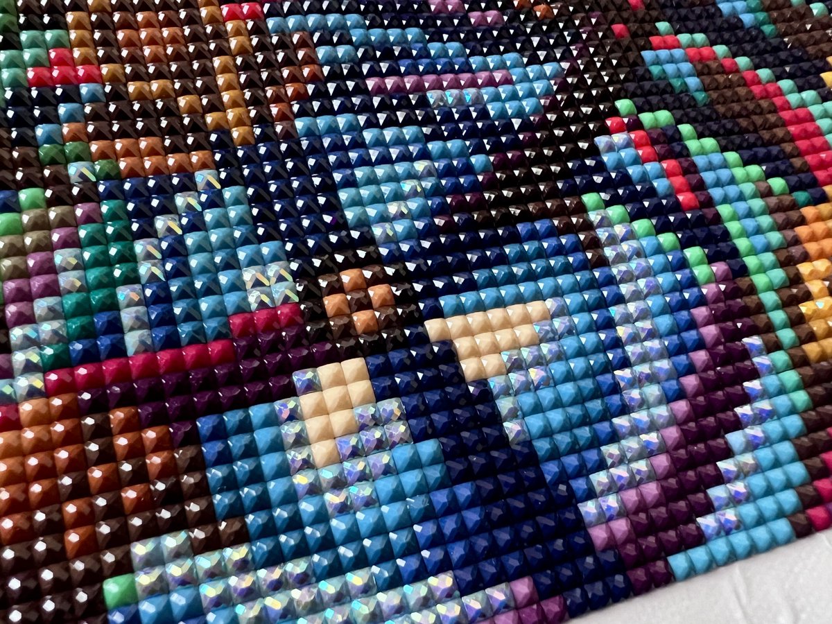 mijitarou's tweet image. 右側から3段終わって、残すところ後2段😤
お爺待ってて🧙‍♂️

クロスstも前足出てきた🐻
四角いフレームを買ったから、それ使って刺してみよ🪡

#DiamondArtClub
#DAC
#ダイヤモンドアート