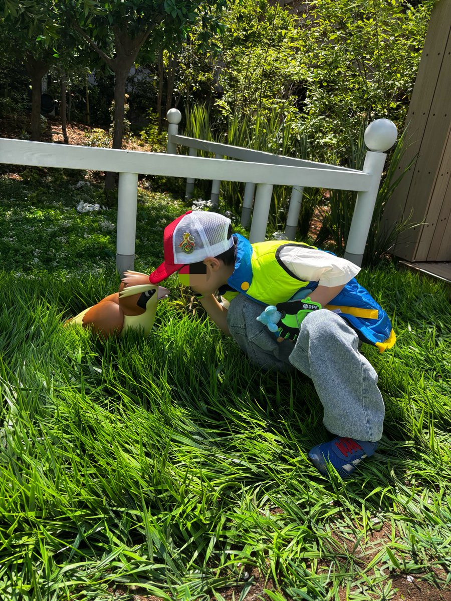 02tanka11's tweet photo. 6歳息子(概念サトシのすがた)と、#ポケパークカントー
キャストさんも、トレーナーさんも愛が溢れていて幸せ空間だった🥰❤️うちのサトシは、キャストさんとピンズの交換(ポッポ→コクーン)が出来て、虫ポケ使いのジムリーダーになったんだ！と、大喜びしてた😂✨ポケモンの世界はいいねえ🥰🥰 https://t.co/CyHBXnSALO