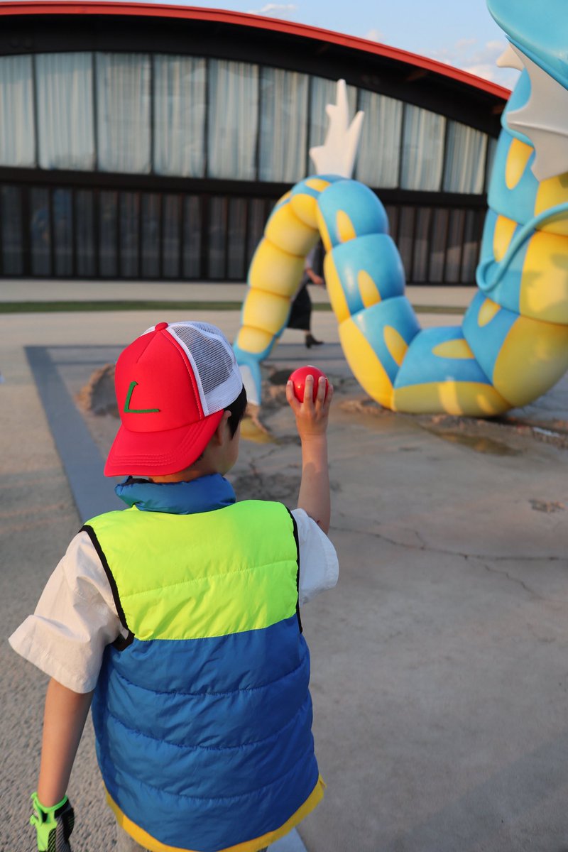 02tanka11's tweet photo. 6歳息子(概念サトシのすがた)と、#ポケパークカントー
キャストさんも、トレーナーさんも愛が溢れていて幸せ空間だった🥰❤️うちのサトシは、キャストさんとピンズの交換(ポッポ→コクーン)が出来て、虫ポケ使いのジムリーダーになったんだ！と、大喜びしてた😂✨ポケモンの世界はいいねえ🥰🥰 https://t.co/CyHBXnSALO