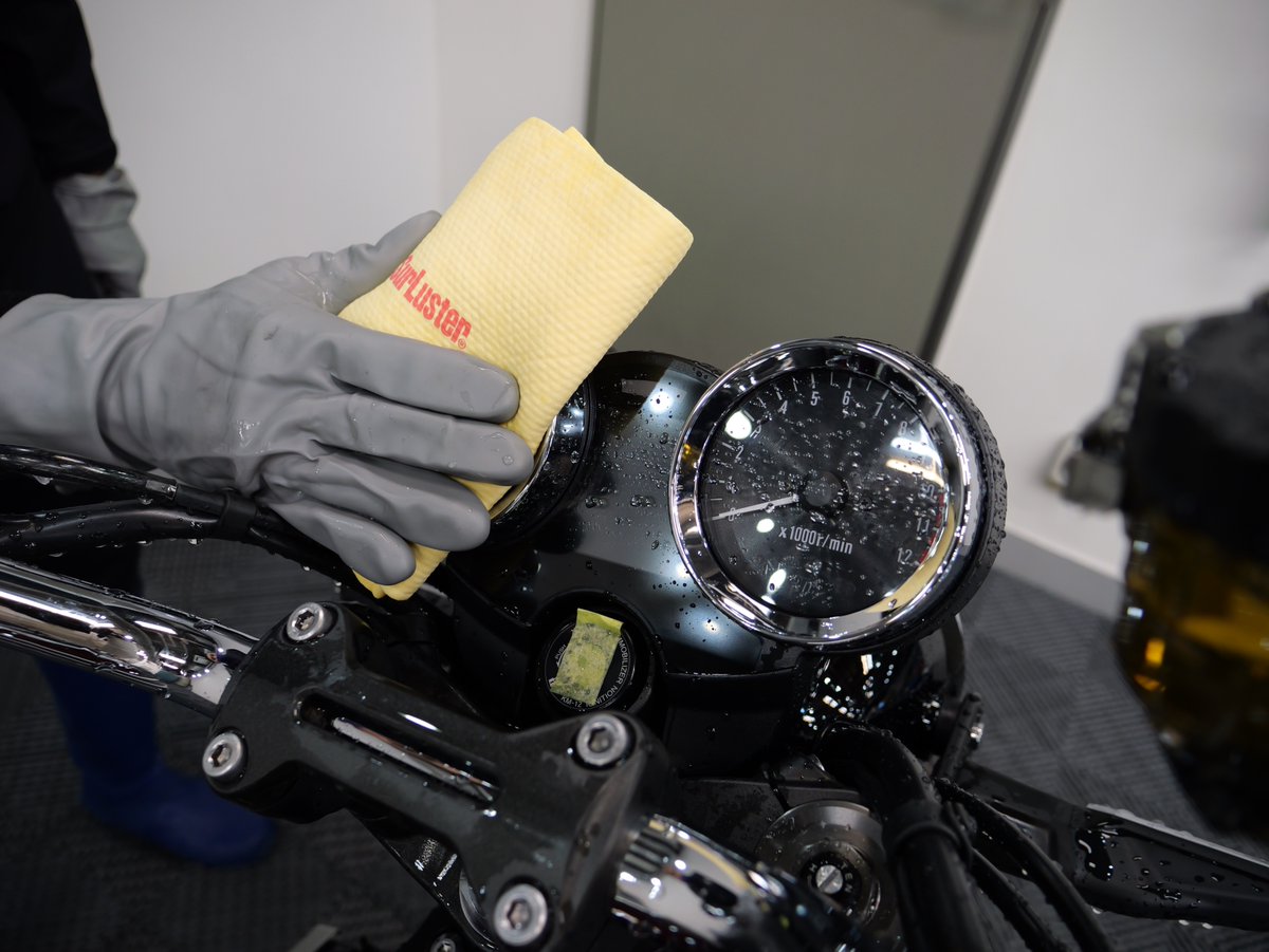 surluster_moto's tweet image. シュアラスターおすすめ！
洗車後の濡れたボディ拭き取りのベストアンサーはコレ

「水滴拭き取りクロス」で全体の水滴を拭き取ってから「ディテイリングクロス」を使って細部の水滴を完全に除去
圧倒的な仕上がりにきっと満足いただけると思います
surluster.jp/product/tool/w…
surluster.jp/product/tool/d…