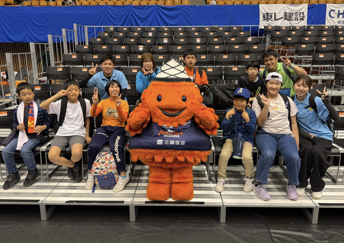 VELTEX_SHIZUOKA's tweet photo. 4/11-12福井戦をサポートいただいた #VELCREW の皆さん、#SES藤枝みなみ校 の皆さんへ、#森高大 HCと #ベルティ がお礼の挨拶に伺いました📸今節もサポートいただきありがとうございました✨
#ベルテックス静岡 https://t.co/fCUVAP3mtK