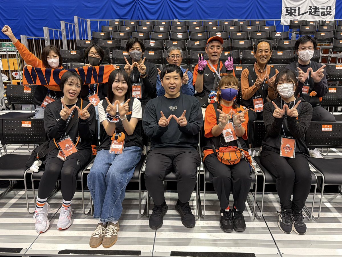 VELTEX_SHIZUOKA's tweet photo. 4/11-12福井戦をサポートいただいた #VELCREW の皆さん、#SES藤枝みなみ校 の皆さんへ、#森高大 HCと #ベルティ がお礼の挨拶に伺いました📸今節もサポートいただきありがとうございました✨
#ベルテックス静岡 https://t.co/fCUVAP3mtK