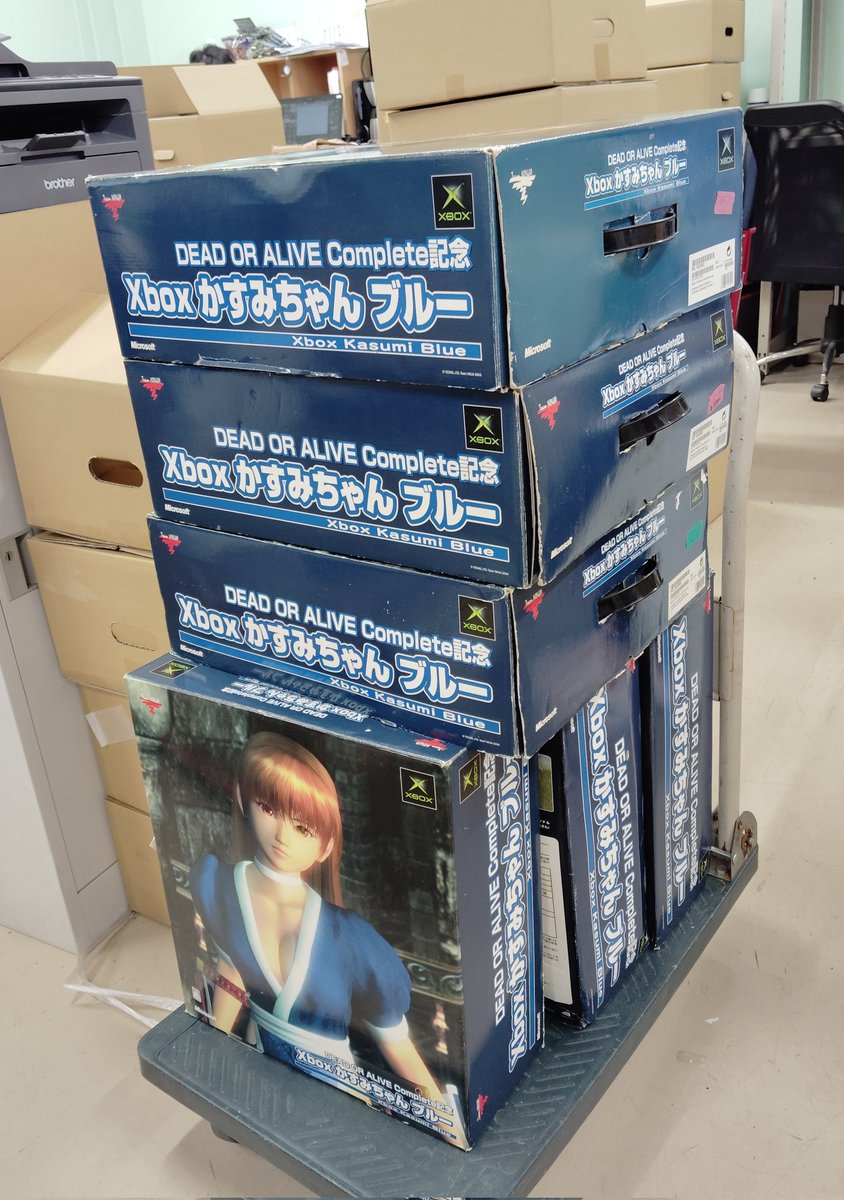 BEEP_SHOP's tweet image. Xbox本体「かすみちゃんブルー
モデル」は5,000台限定生産でした。同時期に発売された「ピュアホワイトモデル」が1,000台だったので、かすみちゃんの当時の人気の高さがどれほどあったかわかりますよね。なんで今ここに集まってるのかはよくわかりませんが…ｗ　（天元中）
