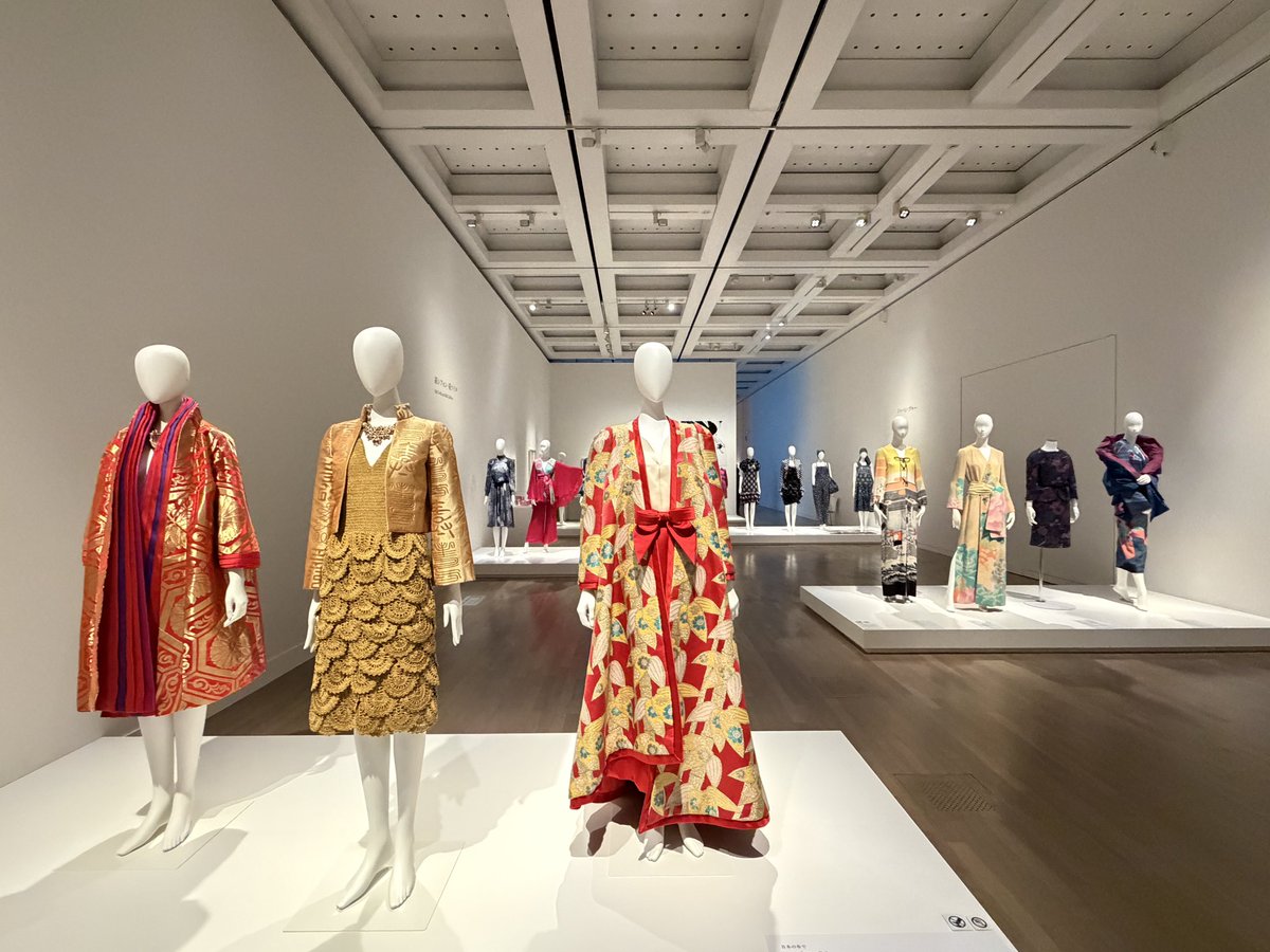 bijutsutecho_'s tweet image. 【取材中】
明日から国立新美術館で「生誕100年 森英恵 ヴァイタル・タイプ」が開催👗

全5章にエピローグを加えた構成で、オートクチュールのドレス、資料、初公開となる作品を含む約400点を通じて、森のものづくりの全貌を明らかにするものとなっています。
bijutsutecho.com/magazine/news/…