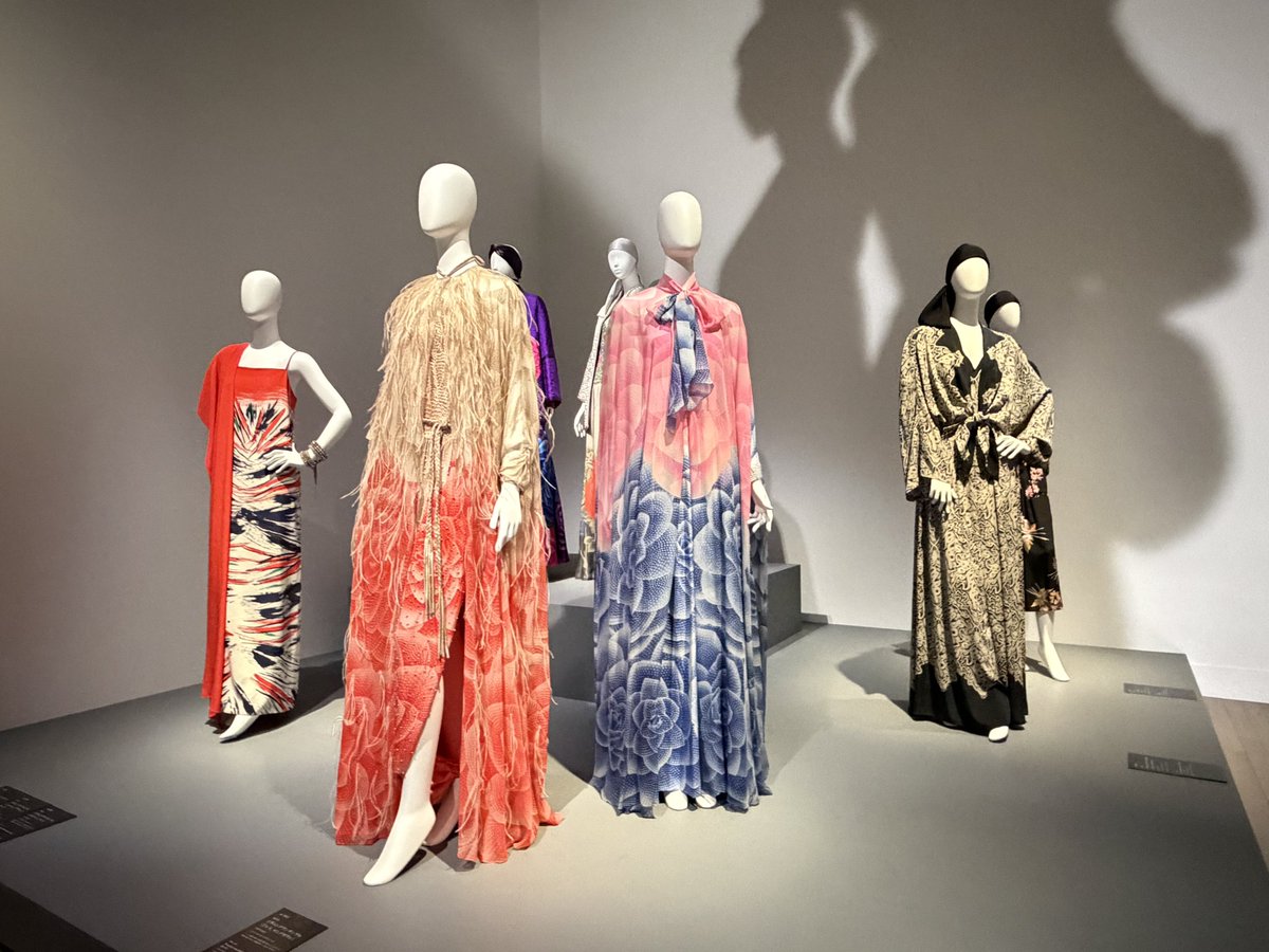 bijutsutecho_'s tweet image. 【取材中】
明日から国立新美術館で「生誕100年 森英恵 ヴァイタル・タイプ」が開催👗

全5章にエピローグを加えた構成で、オートクチュールのドレス、資料、初公開となる作品を含む約400点を通じて、森のものづくりの全貌を明らかにするものとなっています。
bijutsutecho.com/magazine/news/…