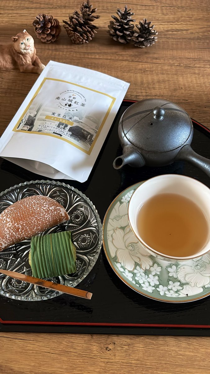 s_victorian's tweet image. 🫖中窪製茶園 🇯🇵
     京都南山城紅茶
     実生在来 🇯🇵☕️

京都府相楽郡南山城村の紅茶

大地を思わせる軽やかな
ウッディノート

まるで香木のように上品に薫る

虎屋の笹衣と残月を添えて

#紅茶
#teatime
#木漏れ日のお茶会
#茶好連
#和紅茶