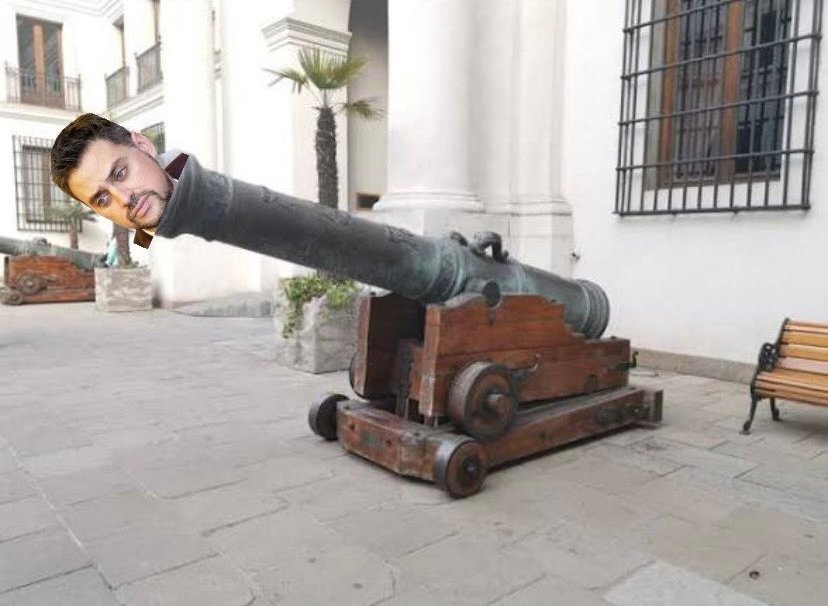 Manouchehri escondido en el patio de los cañones para espiar al <a href="/PresidenteKast/">José Antonio Kast Rist</a>