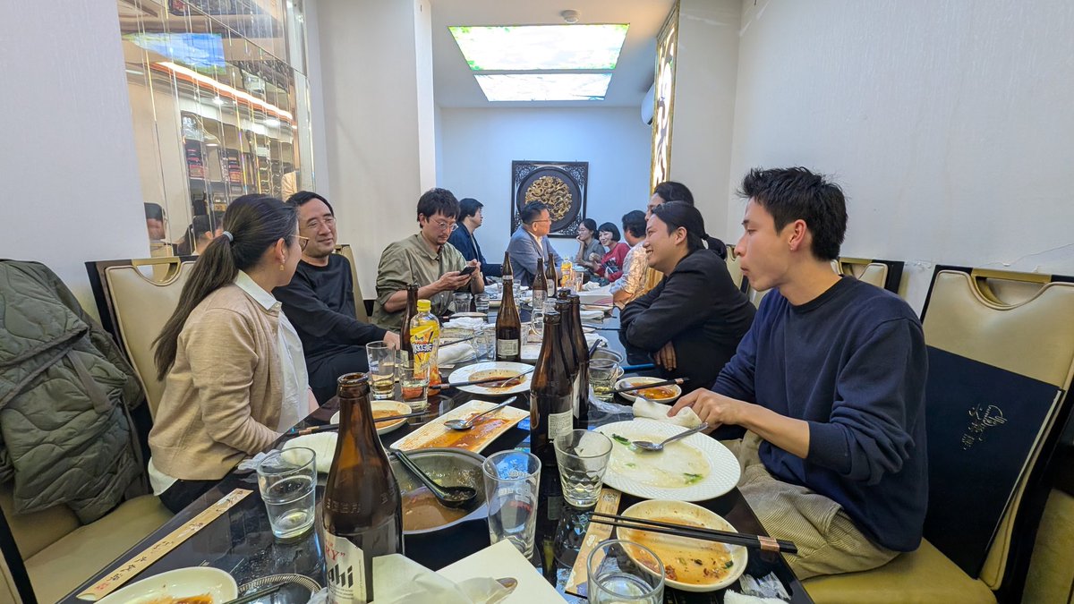 yanagislab's tweet photo. 【建築都市人類学#7】
ジャカルタにおける婚前同棲���タブーについて研究されている久納源太さんをお呼びして、「タブーとされる同棲に寛容なアパートほど、セキュリティが充実しているのは何故か」という問いについてお話いただきました。
この研究会は4年目に入り椅子が足りないほどの参加者でした。 https://t.co/33ams4Vi6g