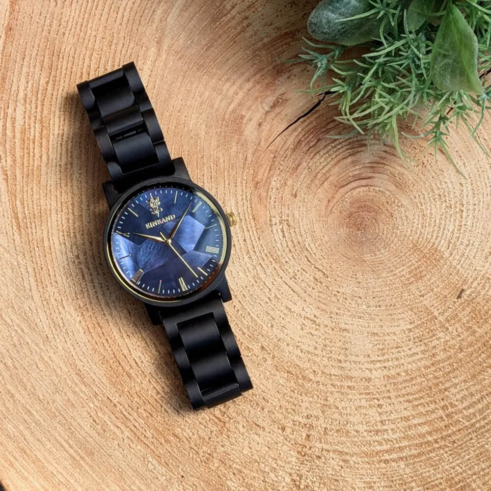 mokutopia_web's tweet photo. 【NEW】

#ネイビーブルーマザーオブパール と #サンダルウッド の #木製腕時計 40mm #男性向け Reise のご紹介です。

天然貝マザーオブパールは、ミルキーホワイトの優しい色合いで見る角度によって多様な光を放つ真珠貝となります。

https://t.co/6Mu7gg0tcA

#mokutopia https://t.co/4jfXxHNmZq
