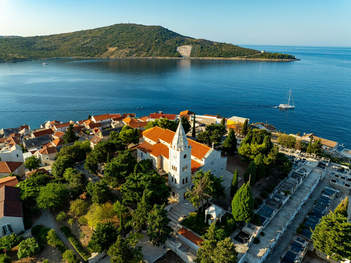 Travel___monkey's tweet photo. Did you know? 🤔
Croatia has 1,200+ islands, but only about 50 are inhabited 🏝️

Find your own quiet paradise beyond spots like Dubrovnik Old Town ✨

#TravelMonkey #CroatiaFacts #HiddenGem https://t.co/vV38PoZZ7k