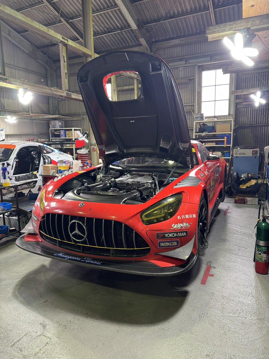 itoutti's tweet photo. #SuperGT  開幕戦を終え、車両が帰ってきて、早速次戦のFSW向けてのメンテナンスを開始！車両は、無傷ってわけではない😱
今週メカたちは、スーパー耐久で鈴鹿に向かいます。本日はS耐の積み込みです。
何だか4月は忙しい😱💦
今月末くらいには、お休みの時間を取れる予定です😆
#arnageracing https://t.co/HEjMXq5Bi1