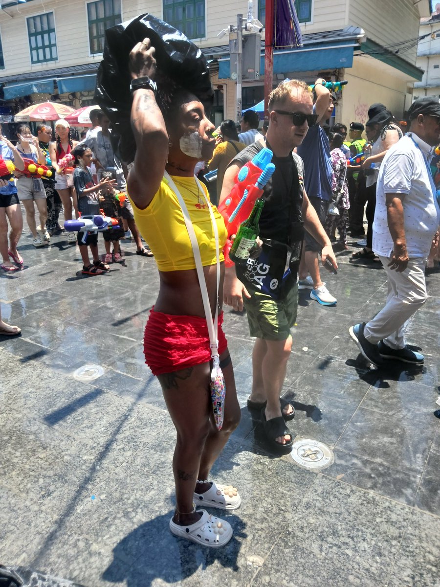 VInsatisfecho's tweet photo. Bangkok es una fiesta (13, 14 y 15 de abril), donde el protagonismo se lo llevan las batallas de agua, en las que participan locales y turistas. 
Salir a la calle y no regresar empapado es toda una pericia. #bangkok https://t.co/NyBg5mmYsH