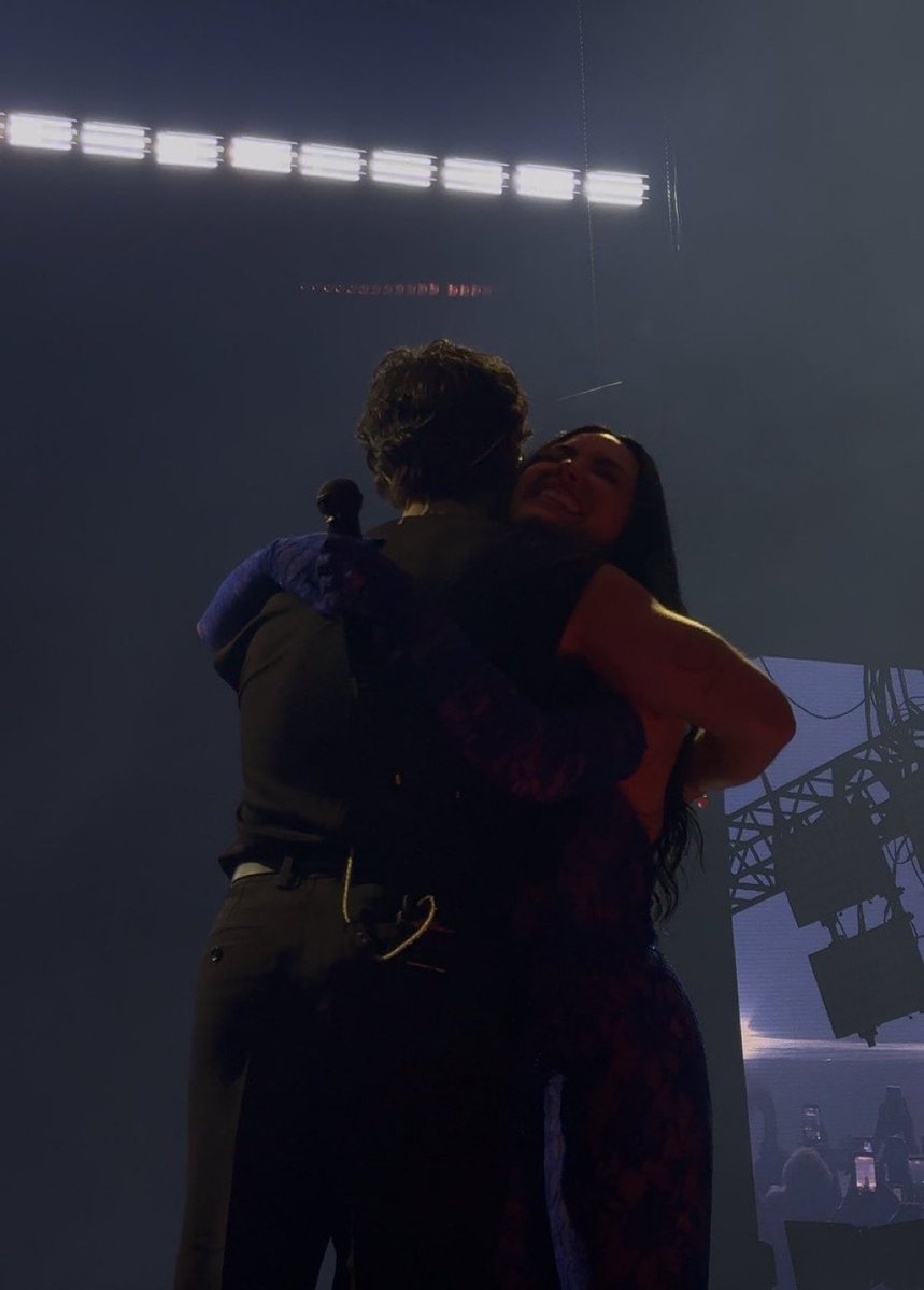 Lindos! Mitchie Torres e Shane Gray… digo, Demi Lovato e Joe Jonas no primeiro show da It’s Not That Deep Tour na Flórida. 🥹✨