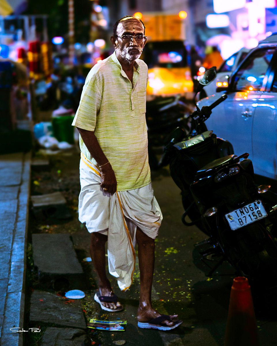 Santanu_pl's tweet photo. Tradition walks calmly through modern chaos of glowing nights.
#streetphotography #streetportrait #urbanlife #indiastreets #nightphotography #streetstories
03:04:2026 06:51 pm
SONY ZV-E10 + Sigma 30mm F1.4, @ 30 mm, f/1.8, 1/200 s, ISO 640 https://t.co/lVD2KFZ2Vu