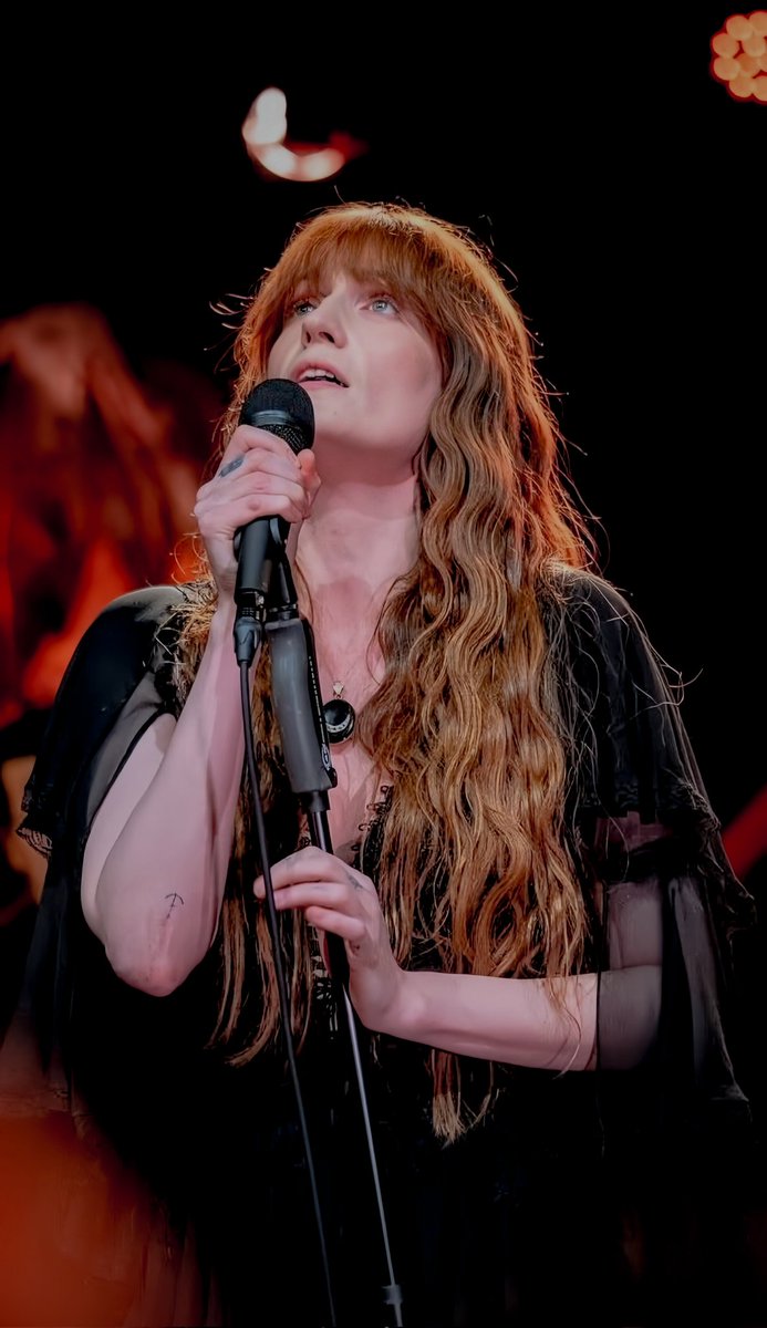 pics of florence welch 🪉 tweet media